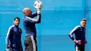 Kiper Argentina Wilfredo Caballero menangkap bola saat mengikuti sesi latihan di Bronnitsy, Rusia, (15/6). Argentina akan bertanding melawan Islandia pada grup D Piala Dunia 2018 di Spartak Stadium, Moskow.  (AP Photo / Ricardo Mazalan)