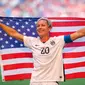 Seorang pemain bola mengekspresikan kegembiraannya saat Amerika Serikat menang Piala Dunia Wanita