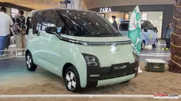 Wuling Air EV cocok untuk kamu yang senang menggunakan mobil berdimensi kecil. Mobil ini bertenaga listrik dengan desain menggemaskan. Air EV bisa berjalan hingga 300 km dalam satu kali pengecasan full. Walau terlihat kecil, interior mobil ini memberikan kelegaan untuk penumpang dan barang bawaan. (Source: otosia.com)