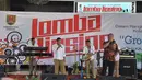 Sejumlah Aparatur Sipil Negara (ASN) mengikuti lomba bernyanyi dengan lipsync di  Halaman Balai Kota Semarang, Senin ( 22/4). Acara yang diikuti oleh sepuluh kelompok dari gabungan ASN yang bekerja di Pemkot Semarang ini turut menyemarakkan HUT Kota Semarang ke-472.  (Liputan6.com/Gholib)