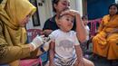 Dinas Kesehatan Pemerintah Kota Surabaya, Jawa Timur menggelar program imunisasi massal pada Senin 15 September 2025. (Juni KRISWANTO/AFP)