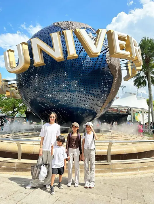 Tampil dengan busana yang kompak dengan nuansa putih dan krem, gaya ibu dan anak ini semakin keren. Meski tampil simpel, keluarga Ririn Dwi Ariyanti ini menuai banyak sorotan dan pujian dari para penggemarnya di media sosial Instagram. (Liputan6.com/IG/@ririndwiariyanti)