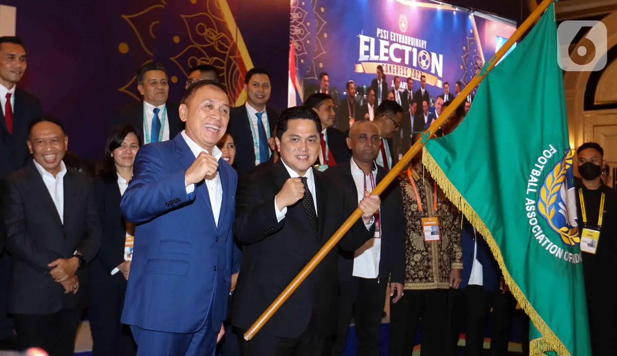 Ketua Umum PSSI periode 2023-2027 Erick Thohir (kanan depan) berfoto bersama Ketua Umum PSSI periode 2019-2023 Mochamad Iriawan usai menerima bendera panji PSSI saat Kongres Luar Biasa Persatuan Sepak Bola Seluruh Indonesia (KLB PSSI) 2023 di Jakarta, Kamis (16/2/2023). Erick memperoleh 64 suara mengungguli AA Lanyalla Mattalitti yang meraih 22 suara. Sedangkan dua kandidat calon lainnya tidak memperoleh satu suara pun. (Liputan6.com/Herman Zakharia)