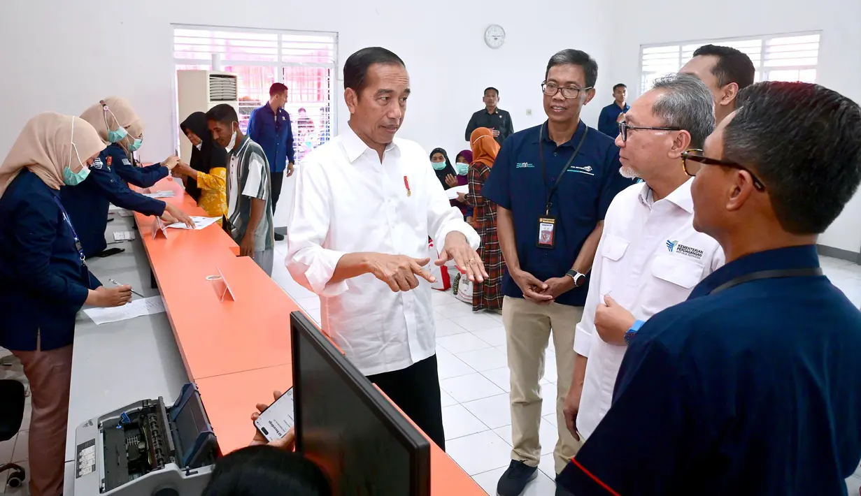 “Nanti Januari, Februari, Maret (2024) yang 10 kilo dilanjutkan lagi,” imbuh Jokowi. (Biro Setpres Kepresidenan)