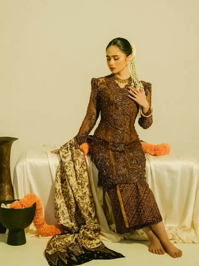 Pesona Tissa Biani Kenakan kebaya coklat dipadukan kain batik. [@tissabiani]