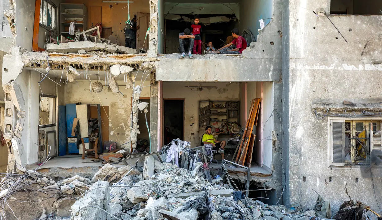 Israel kembali menghancurkan salah satu menara di kota Gaza lewat serangan udaranya pada Minggu 14 September 2025 malam waktu setempat. (Omar AL-QATTAA/AFP)