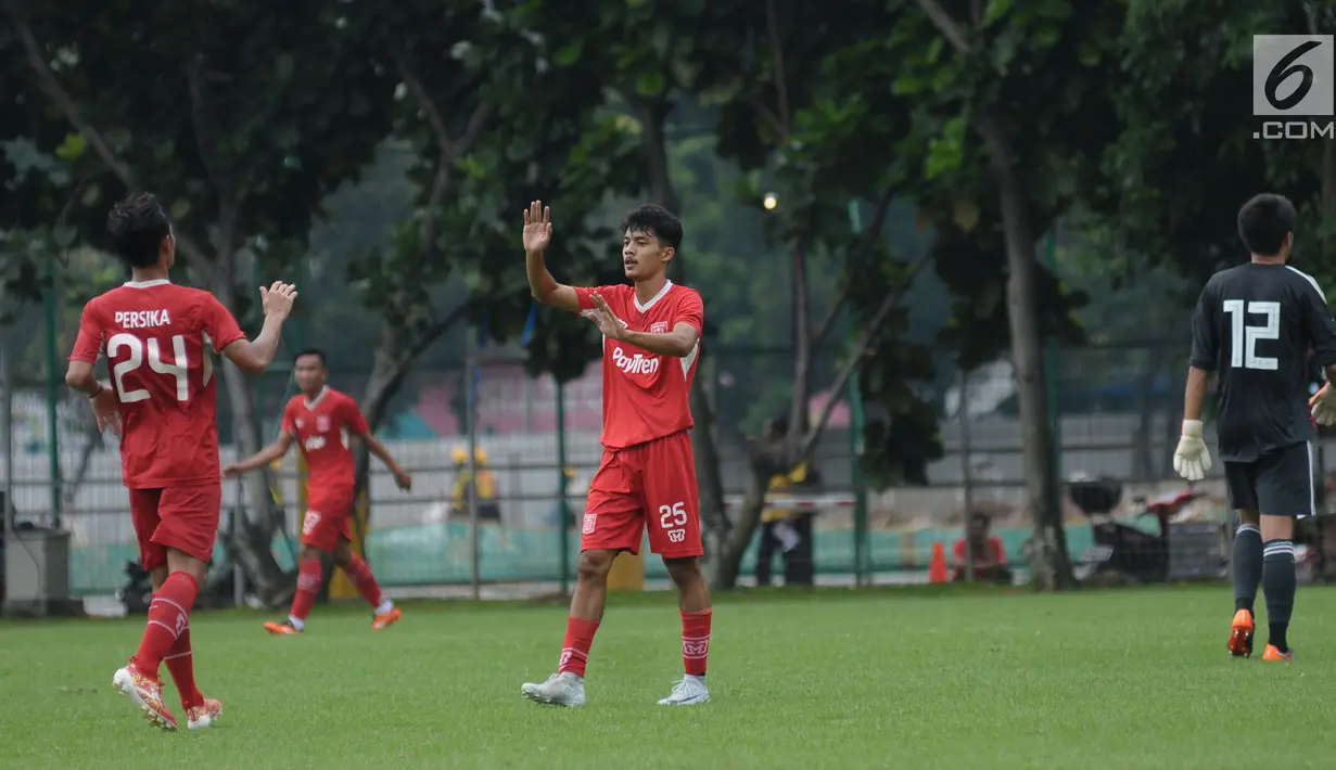 Pemain Persika, Aji Kusuma (tengah) merayakan gol ke gawang Timnas Jepang U-19 saat uji tanding di Lapangan B Kompleks GBK, Jakarta, Selasa (27/3). Persika kalah 2-3 dari Jepang U-19. (Liputan6.com/Helmi Fithriansyah)