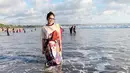 Via Vallen selalu tampil modis di berbagai kesempatan. Misalnya saat berlibur di Bali bersama keluarga. Tak terkecuali gayanya saat bermain air di pantai. Via mengenakan baju lajuran dengan ikat pinggang yang terlihat serasi. Ia juga tampak cantik dengan rambut digelung. (Liputan6.com/IG/viavallen)