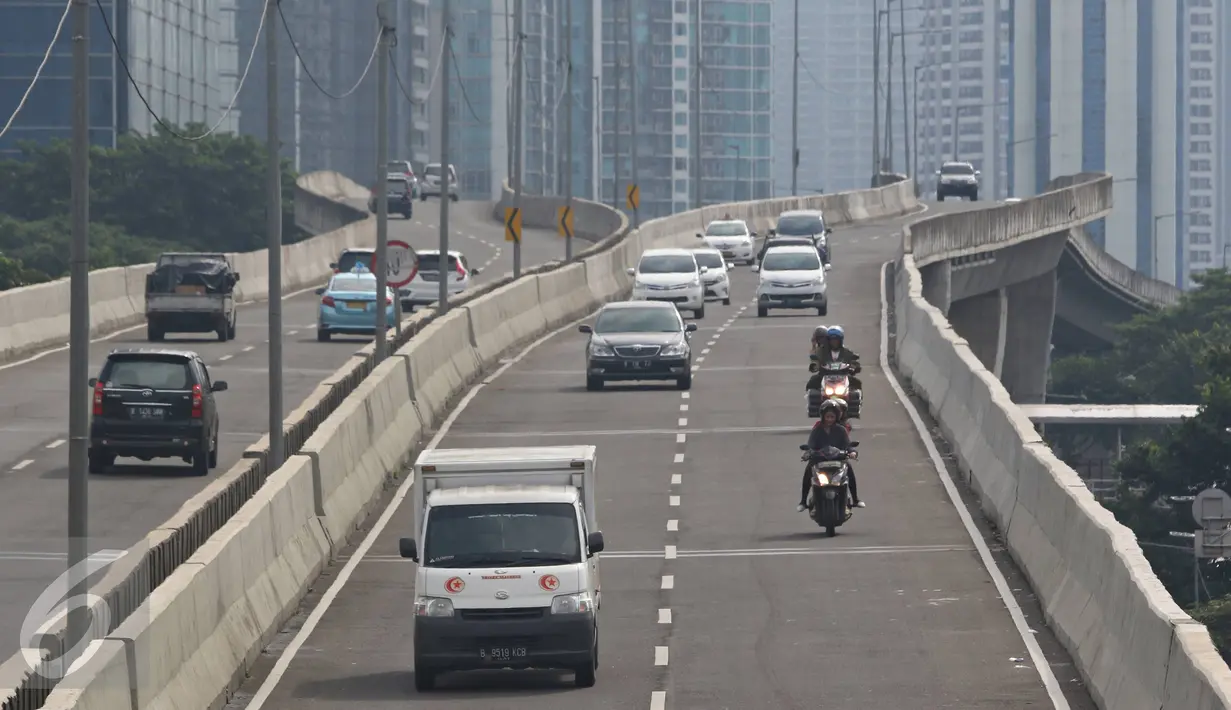 Pengendara sepeda motor melintas di jalan layang non-tol Kampung Melayu-Tanah Abang, Jakarta, Jumat (15/4). Meski berbahaya bagi keselamatan mereka dan pengguna jalan lain, pemotor tetap melintas di jalur tersebut. (Liputan6.com/Immanuel Antonius)