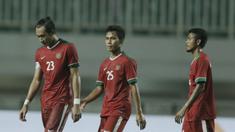 Pemain Timnas Indonesia tampak lesu usai ditahan imbang Thailand pada laga persahabatan di Stadion Pakansari, Bogor, (03/6/2018). Indonesia bermain imbang 0-0 dengan Thailand. (Bola.com/M Iqbal Ichsan)