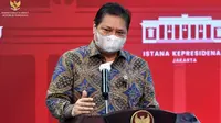 Menteri Koordinator Bidang Perekonomian Airlangga Hartarto memberi keterangan pers usai Rapat Terbatas Penanganan Pandemi COVID-19, Senin (24/5/2021) di Istana Kepresidenan Jakarta. (Humas Sekretariat Kabinet/Rahmat)