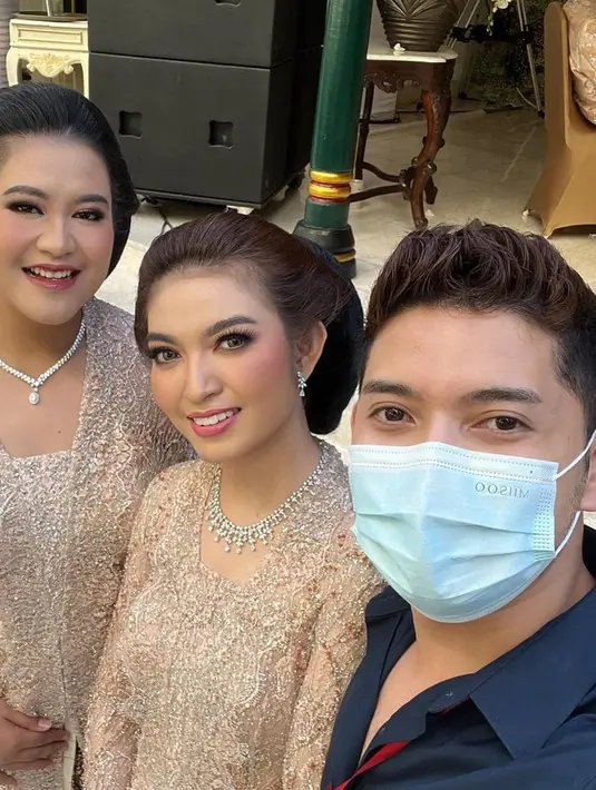 Potret selfie yang menampilkan kecantikan Kahiyang Ayu dan Selvi Ananda. Keduanya mengenakan kebaya cokelat yang seragam dalam makeup bernuansa merah muda yang lembut dan hangat. [Foto: Instagram/rama_jee]