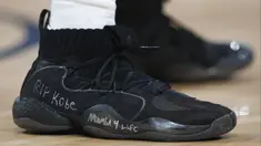 Pemain Houston Rockets,  Austin Rivers menulis pesan di sepatunya untuk mendiang Kobe Bryant selama pertandingan NBA antara Houston Rockets melawan Denver Nuggets di Denver (26/1/2020). Bryant dan Putrinya Gianna meninggal dalam kecelakaan helikopter di Calabasas. (AP Photo/David Zalubowski)