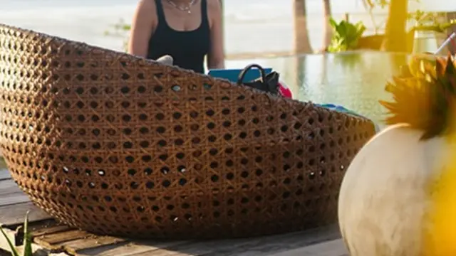 Luna Maya Liburan ke Pulau Rote mengenakan tanktop. [@lunamaya]