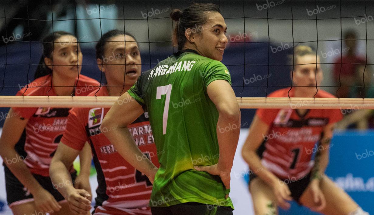 Pada pertandingan Jakarta PLN Elektrik melawan Jakarta Pertamina Energi terjadi persaingan adik kakak. Dimana bintang Elektrik PLN, Aprilia Manganang yang merupakan kakak dari pemain Pertamina Energi, Amasya Manganang. (Bola.com/Vitalis Yogi Trisna)