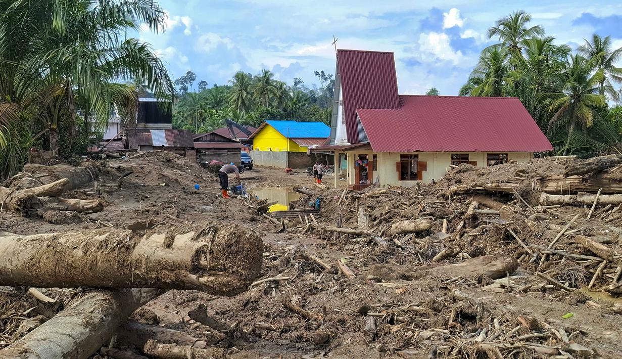 Sebagai informasi, Gereja Kristen Protestan Angkola yang menjadi pusat perayaan Natal, sebelumnya sempat terendam air dan material lumpur tebal. Tampak dalam foto, Gereja Protestan Angkola terlihat di tengah kehancuran akibat banjir di desa Aek Ngadol, Tapanuli Selatan, Sumatera Utara, pada Kamis 25 Desember 2025, setelah banjir dan tanah longsor yang melanda di daerah tersebut pada akhir November 2025 lalu. (AMROE/AFP)