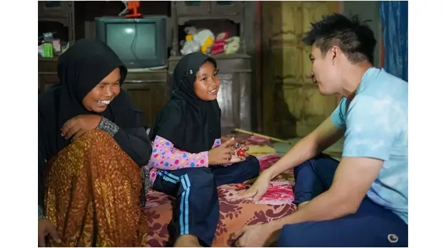 Baim Wong Akhirnya Bertemu Guru SD yang Bersihkan Kutu Murid, Parasnya Curi Perhatian