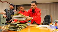 Dirtipikor Bareskrim Polri saat menggeledah kantor PT.Polytama propindo di Jakarta, Kamis (18/6/2015). Penyidik menggeledah kantor pendiri TPPI Honggo Wendratmo terkait korupsi penjualan kondensat dari SKK Migas kepada PT TPPI. (Liputan6.com/Yoppy Renato)