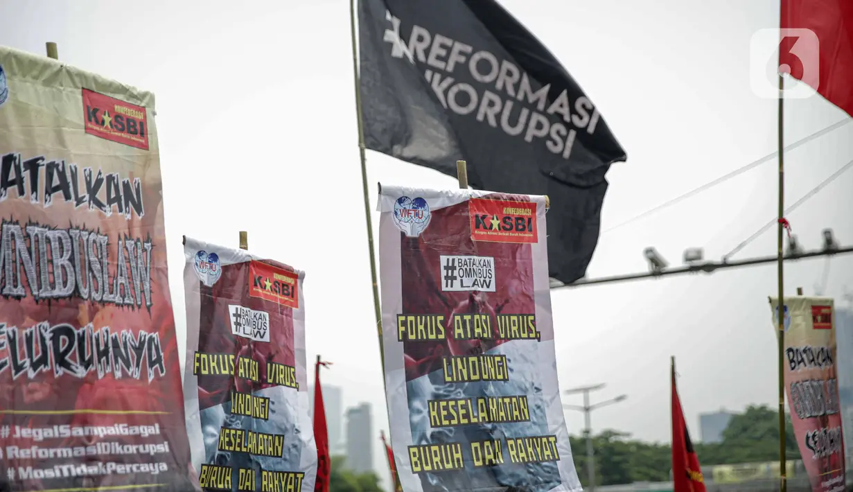 Sejumlah poster yang dibawa massa buruh saat menggelar unjuk rasa di depan Kompleks Gedung DPR/MPR, Jakarta, Selasa (17/11/2020). Buruh kembali menggelar aksi lanjutan menuntut pemerintah dan DPR untuk mencabut Omnibus Law Undang-Undang Cipta Kerja. (Liputan6.com/Faizal Fanani)
