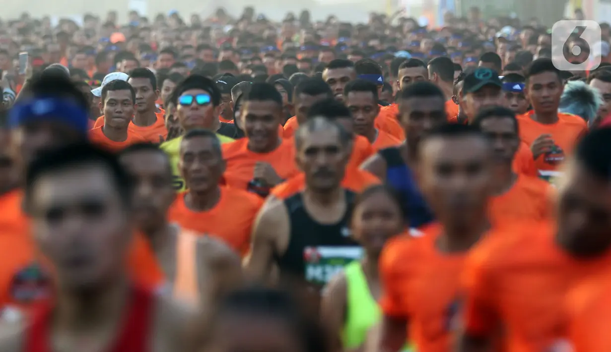 Peserta mengikuti l kegiatan lomba lari bertajuk Lo Gue Run (LGR) 2020 di Kompleks Monas, Jakarta Pusat, Minggu (26/1/2020). Kejuaraan LGR 2020 yang diikuti oleh total 3.500 pelari tersebut merupakan rangkaian kegiatan HUT Kodam Jaya ke 70. (Liputan6.com/Johan Tallo)