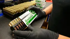Seorang pekerja saat mengemas peluru-peluru yang telah dibuat di Pabrik peluru Barnes Bullets, Utah, Amerika Serikat, Rabu (6/1). (REUTERS/George Frey)
