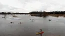 Suasana banjir yang merendam padang rumput Taman Nasional Soomaa, Estonia, Minggu (17/3). Banjir akibat salju yang mencair kerap merendam Taman Nasional Sooma memasuki musim semi. (Reuters/Ints Kalnins)