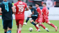Pemain Persija Jakarta, Muhammad Ferarri berusaha menghentikan pergerakan pemain Arema FC, Evan Dimas, pada laga BRI Liga 1 di Stadion Patriot Candrabhaga, Bekasi, Minggu (12/2/2023). Persija menang dengan skor 2-0. (Bola.com/M Iqbal Ichsan)