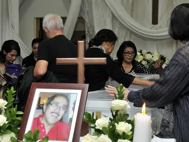 Persemayaman jenazah Aktor senior Frans Tumbuan di Rumah Duka St. Carolus, Jakarta, Senin (23/3/2015). Frans Tumbuan meninggal dunia setelah menderita kanker di usia 75 tahun. (Liputan6.com/Faisal R Syam)
