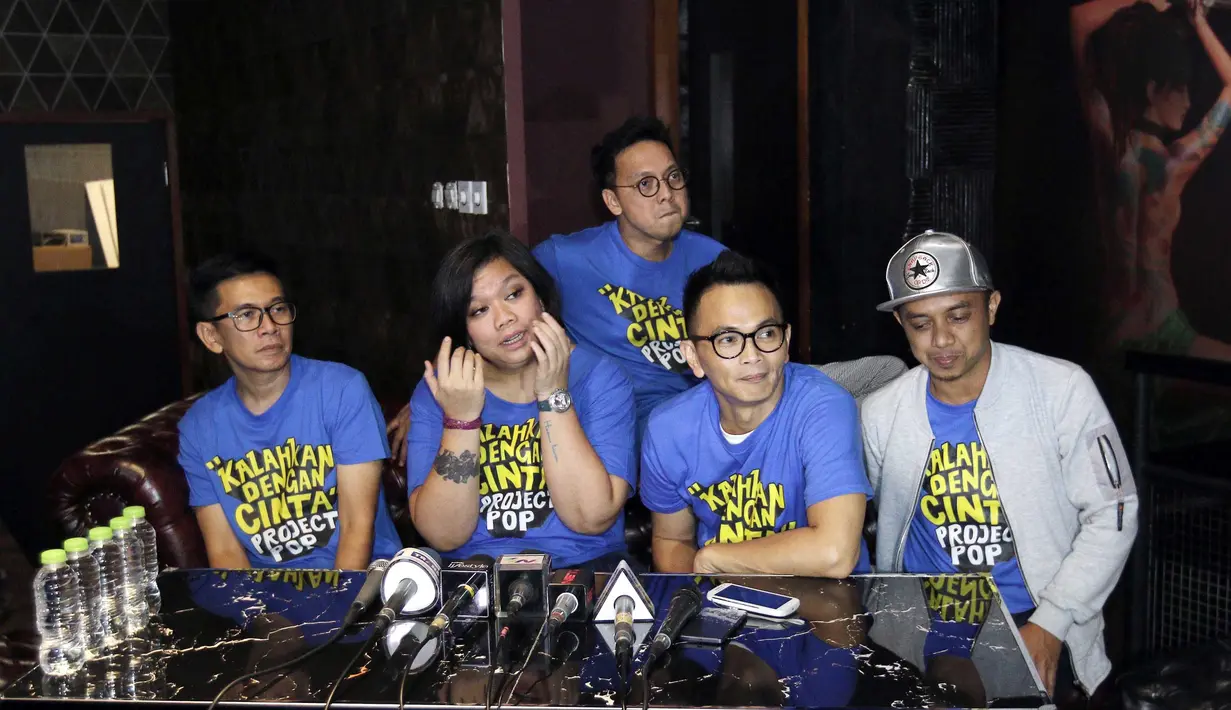 Lagu Kalahkan dengan Cinta dibuat oleh Yosi yang mendapat ide dari Tika. Yosi mengaku bahwa lagu karya-karya Bruno Mars menjadi inspirasinya. Dengan irama disko tahun 80-an dengan ornamen kekinian. (Nurwahyunan/Bintang.com)