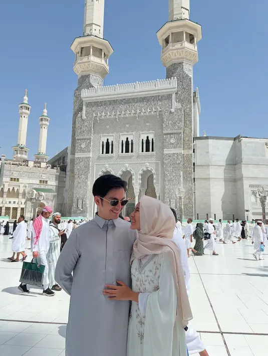 Keduanya tampik kenakan busana modest yang stylish.  [Foto: Instagram/ Shenina Cinnamon]