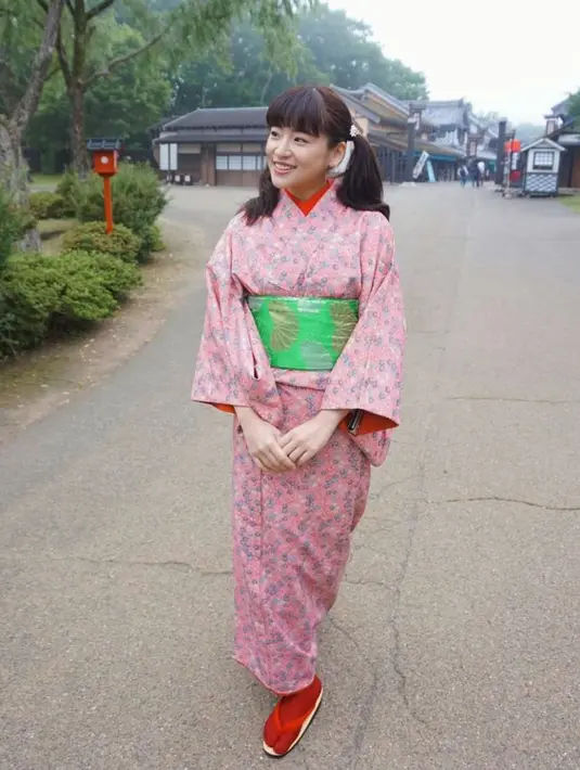 Berasal dari Negeri Sakura, Haruka punya pesona yang khas. Terlebih, saat ia mengenakan busana tradisional Jepang. Wanita kelahiran 1992 ini tampak makin memesona. (Liputan6.com/IG/@haruuuu_chan)