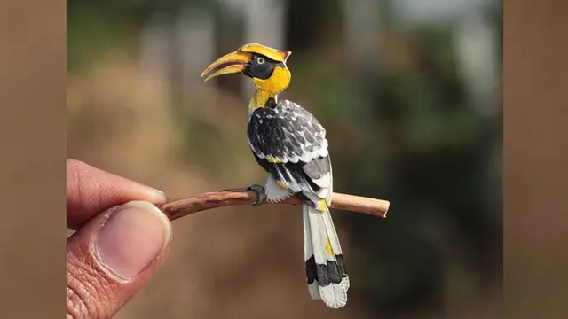 Dua orang seniman India membuat ilustrasi burung dengan kertas setiap hari sekitar setengah tahun terakhir.