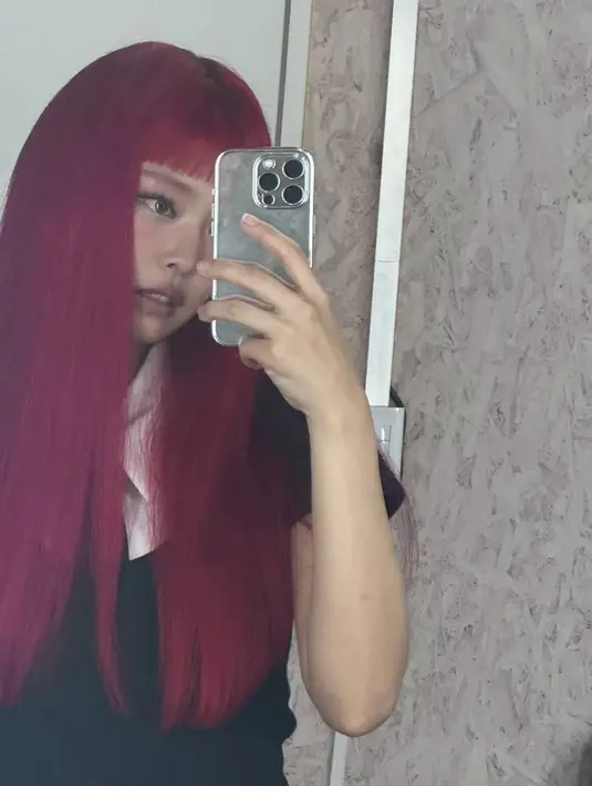 Jennie BLACKPINK tampil berani dengan rambut panjang berponi dan berwarna merah terang [@jennierubyjane]