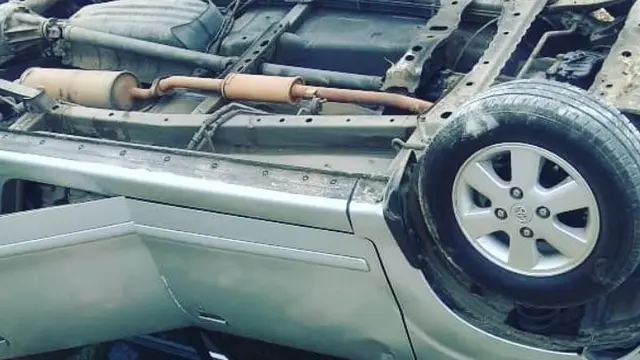 Mobil Ini Terprosok ke Pemakaman di Tanah Kusir