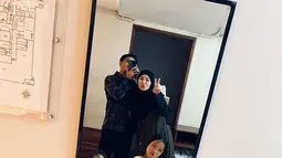 Di tengah isu perceraian para selebriti belakangan ini, Ricky Harun dan Herfiza Novianti termasuk pasangan selebriti yang tidak banyak sensasi. Sudah dikaruniai empat buah hati, keduanya pun terlihat rukun dalam mengasuh anak-anak. (Liputan6.com/IG/@rickyharun)