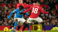 Pemain Wolves, Mateus Mane, berebut bola dengan pemain Manchester United, Manuel Ugarte dan Casemiro, pada laga Premier League/Liga Inggris antara Man Utd vs Wolves di Manchester, Inggris, Selasa, 30 Desember 2025. (AP Photo/Dave Thompson)