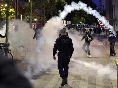 Sebuah tabung gas air mata dilemparkan saat polisi dan pengunjuk rasa bentrok di Paris pada 18 September 2025, selama hari aksi mogok dan protes nasional yang diprakarsai oleh serikat pekerja terkait anggaran nasional Prancis. (GEOFFROY VAN DER HASSELT/AFP)