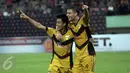 Ekspresi Pesepakbola Mitra Kukar Yogi Rahadian (kiri) usai mencetak gol ke gawang PS TNI  pada pertandingan 8 besar Piala Jenderal Sudirman di Stadion Manahan Solo, Minggu (20/12/2015). Mitra Kukar menang 3-1. (Foto:Boy Harjanto)