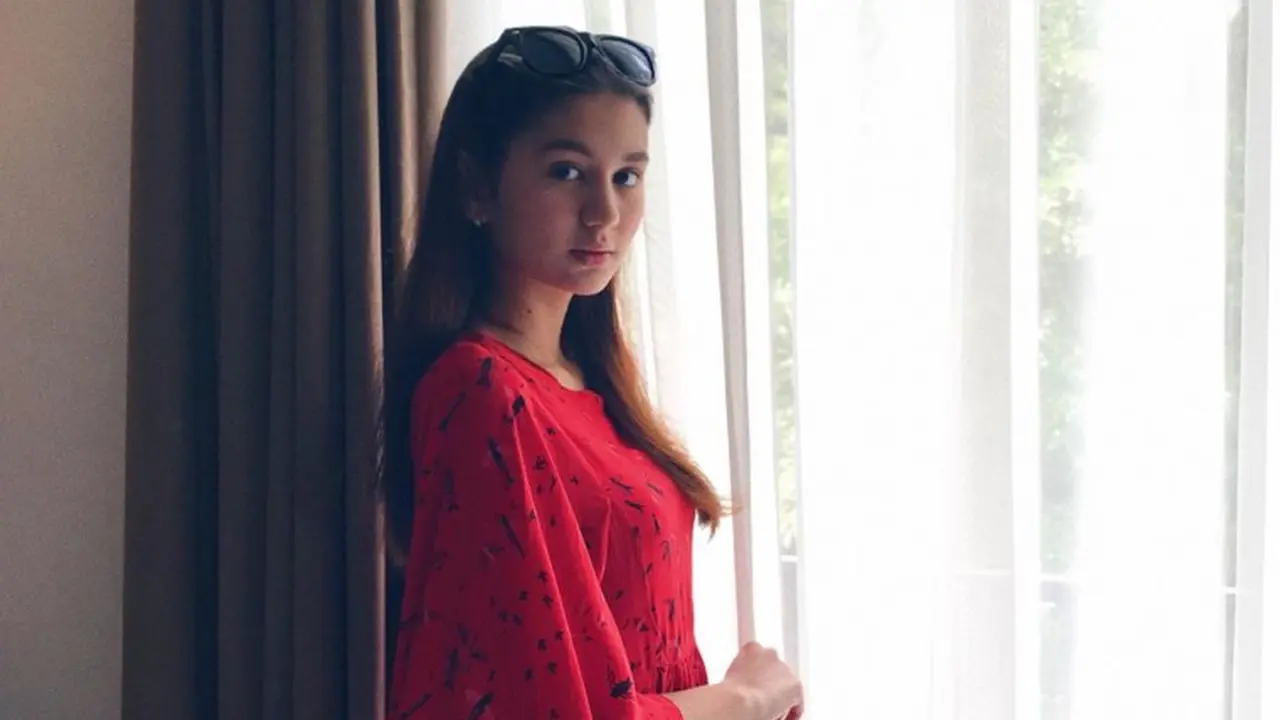 FOTO: Gaya Zoe Abbas Jackson Pakai Outfit Merah, Tampil Menawan