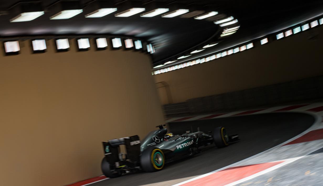 Pada latihan bebas pertama F1 GP Abu Dhabi, Lewis Hamilton kembali menjadi yang tercepat dengan membukukan waktu 1 menit 40,861 detik dengan menggunakan ban ultrasoft. (AFP/Andrej Isakovic)