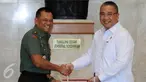 Panglima TNI, Jenderal TNI Gatot Nurmantyo (kiri) bersalaman dengan Menteri Desa PDT dan Transmigrasi Eko Putro Sandjojo usai penandatanganan MoU di Jakarta, Rabu (12/4). Nota dalam rangka pemberdayaan masyarakat desa. (Liputan6.com/Helmi Fithriansyah) 