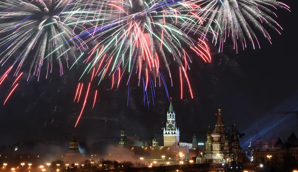 Kembang api memancar di atas kompleks Kremlin Moskow saat perayaan Tahun Baru di Moskow (1/1/2016). (AFP Photo / Vasily Maximov)