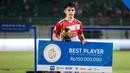 Pada kategori pemain terbaik, pemain Madura United, Francisco Rivera terpilih sebagai penerima penghargaan. Gelandang serang berusia 29 tahun yang menjadi pemain Meksiko pertama yang merumput di Indonesia ini berhak atas trofi dan hadiah uang senilai Rp150 juta. (Bola.com/Bagaskara Lazuardi)