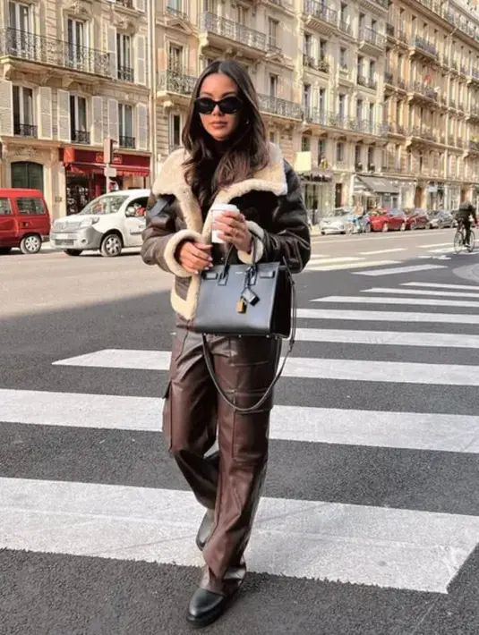 Pemilihan bahan pakaian menjadi hal penting. Gunakan bahan leather, silk, atau linen yang memberi kesan berkelas. [Instagram/alyssadaguise]