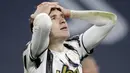 Pemain Juventus, Federico Chiesa, tampak kecewa usai disingkirkan Porto pada laga Liga Champions di Stadion  Allianz, Rabu (10/3/2021). Juventus tersingkir karena skor agregat 4-4. (AP/Luca Bruno)
