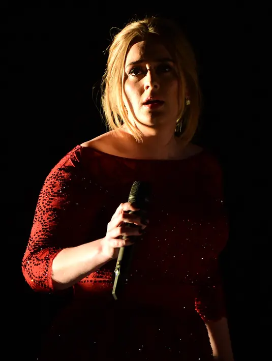 Ekspresi Adele saat membawakan lagu "All I Ask" menghibur penonton di Los Angeles, California (15/2). Adele tidak masuk nominasi Grammy Awards 2016, namun album baru keduanya berhasil merebut hati pecinta musik di dunia. (AFP PHOTO/ROBYN BECK)