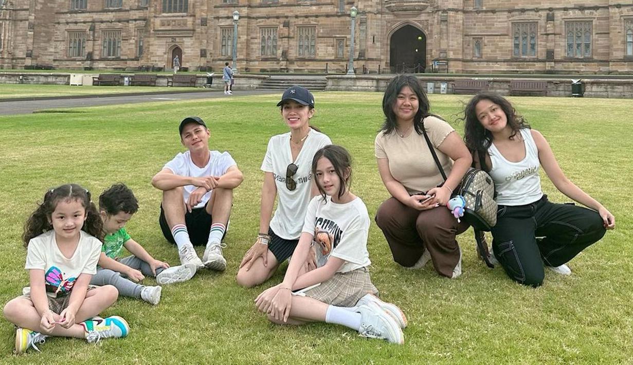 Andhika Pratama dan Ussy Sulistiawaty sendiri diketahui bertolak ke luar negeri pada akhir Desember 2022. Keluarga selebriti ini pun tampak begitu menikmati waktu liburan akhir tahun di Australia. (Liputan6.com/IG/@andhiiikapratama)