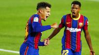 Penyerang Barcelona, Philippe Coutinho, melakukan selebrasi bersama Ansu Fati usai mencetak gol ke gawang Sevilla pada laga Liga Spanyol di Stadion Camp Nou, Minggu (4/10/2020). Kedua tim bermain imbang 1-1. (AP Photo/Joan Monfort)