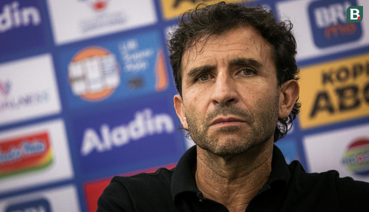 Pelatih kepala Persib Bandung, Luis Milla (kiri) saat konferensi pers setelah laga pekan ketiga BRI Liga 1 2023/2024 antara Persib Bandung melawan Dewa United di Stadion GBLA, Bandung, Jumat (14/07/2023). (Bola.com/Bagaskara Lazuardi)