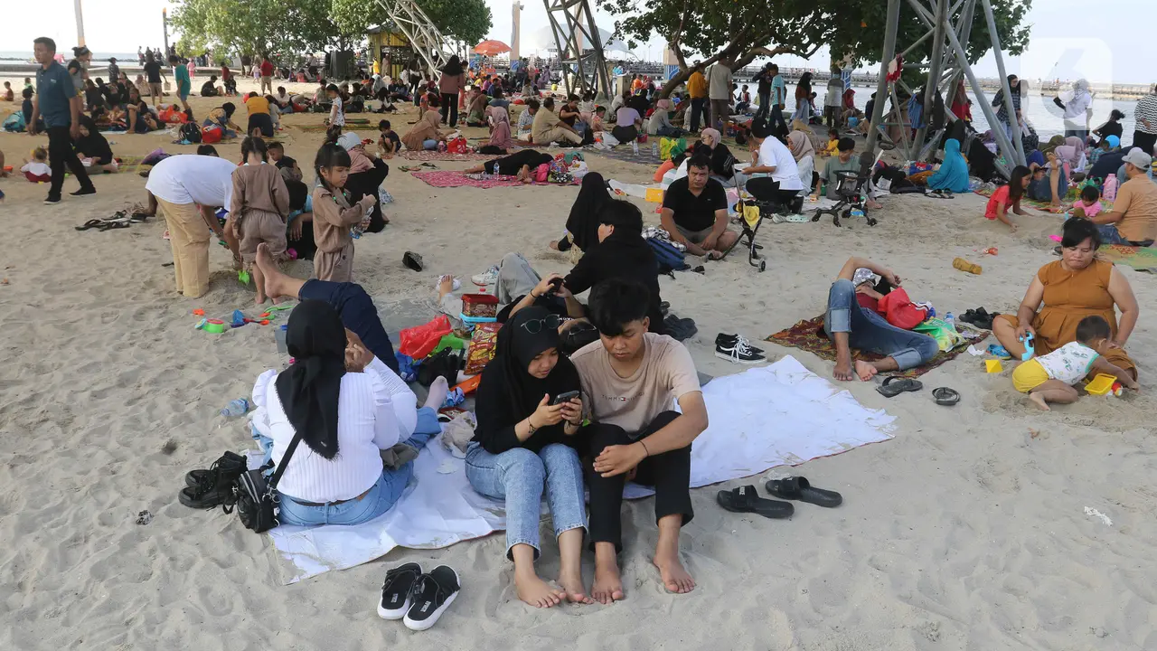 Puluhan Ribu Orang Padati Kawasan Wisata Pantai Ancol